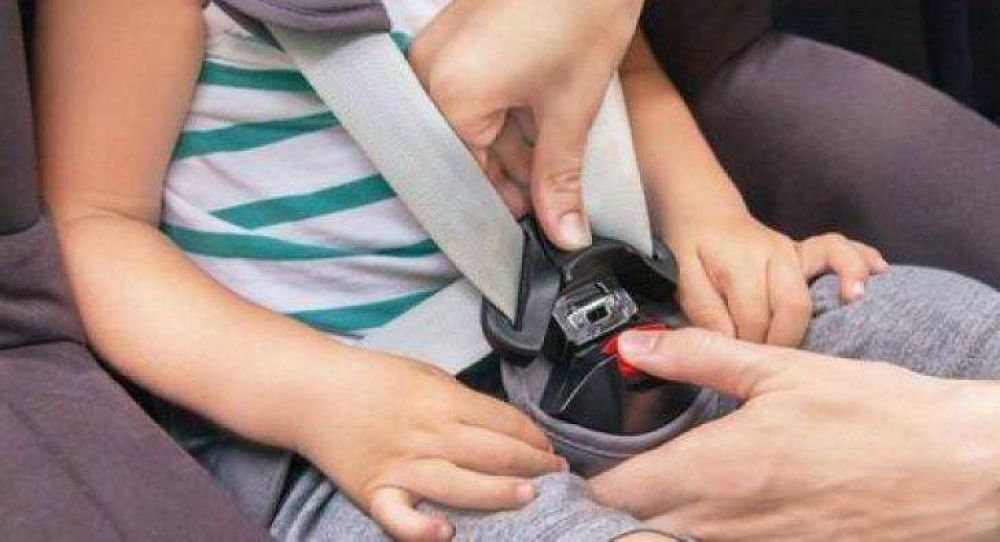 Habr multas a conductores que lleven a nios sin butaca en el auto