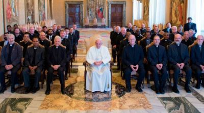 En la oraci�n aprendemos a no pasar de largo ante Cristo que sufre, dice Papa Francisco