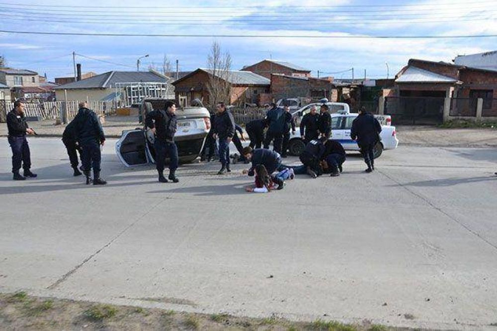 Persecuci�n termina en vuelco y detenci�n