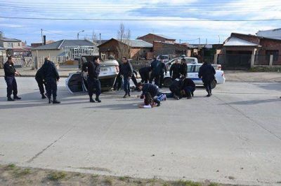 Persecuci�n termina en vuelco y detenci�n