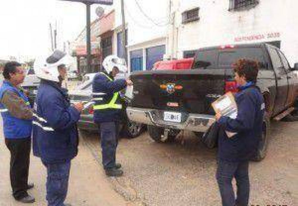 Avenidas y veredas, como playas de estacionamiento
