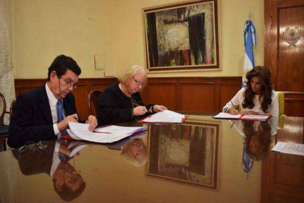 La gobernadora lo firm� para construir el Centro de Medicina Nuclear y Radioterapia