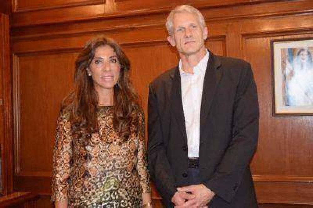 La Gobernadora se reuni� con el Dr. Daniel Bleed, representante de la OMS