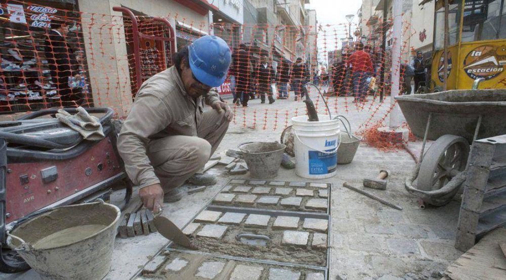 Reclaman que terminen las demoradas obras de las peatonales antes del Milagro 