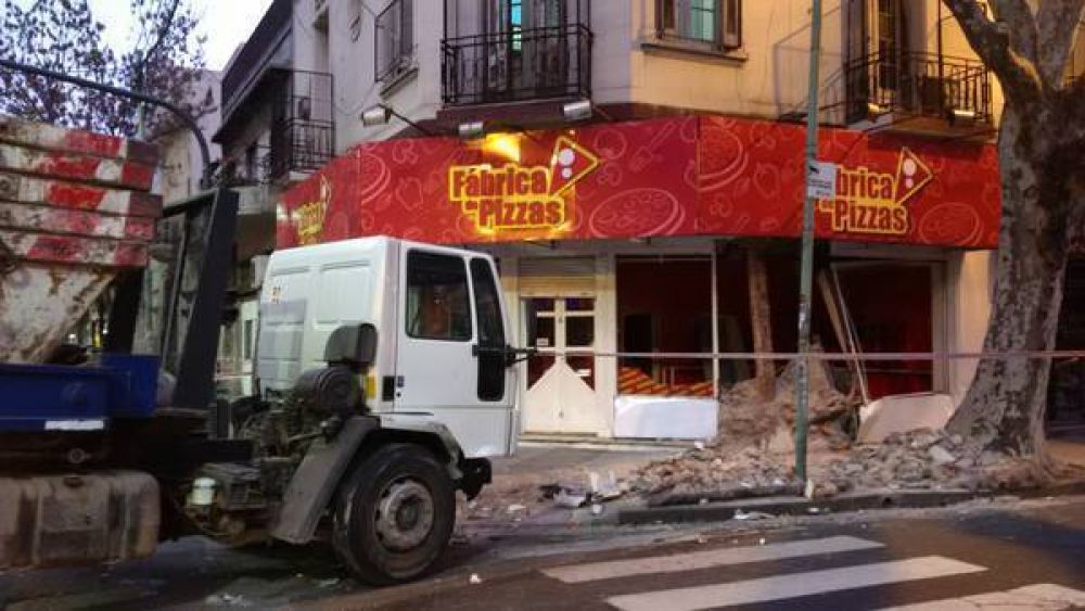Un cami�n volquetero choc� con un auto se incrust� en una pizzer�a