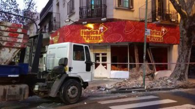 Un cami�n volquetero choc� con un auto se incrust� en una pizzer�a