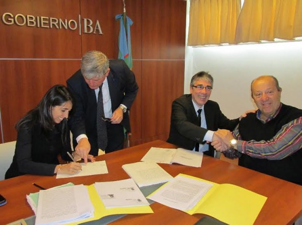 Paredi rubric� la escritura a favor del PRO.CRE.AR para la entrega de lotes