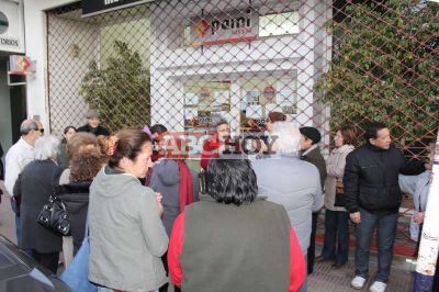 Jubilados marcharon por la crisis sanitaria en Tandil