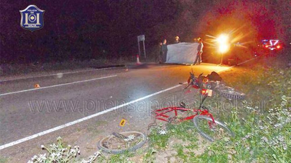 Un motociclista falleci� luego de chocar con tres ciclistas en la ruta provincial 5