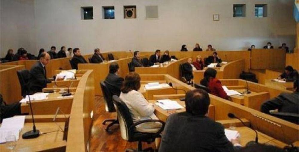 Amaya dijo que los contratados pol�ticos cobrar�n la pr�xima semana