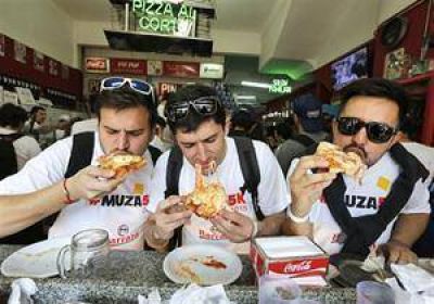 Muza5k: la marat�n de la pizza cop� la calle Corrientes