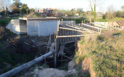 Nuevo puente peatonal y vehicular sobre arroyo La Tapera