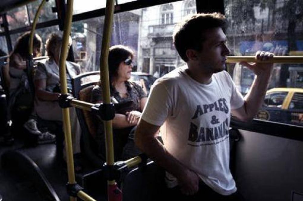 Desde este lunes, 190 colectivos unen Constituci�n y La Plata por la electrificaci�n del tren Roca