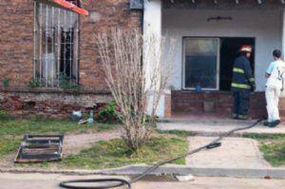 ADELANTO: Incendio en una vivienda ubicada en calle Lamadrid 500