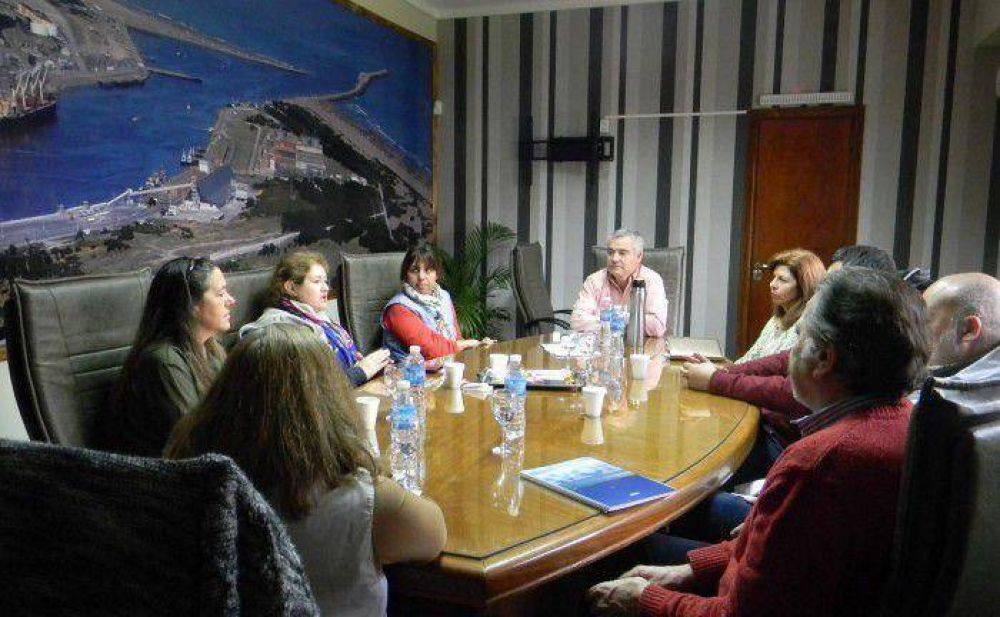 Goicoechea, comprometido con escuelas de Quequ�n
