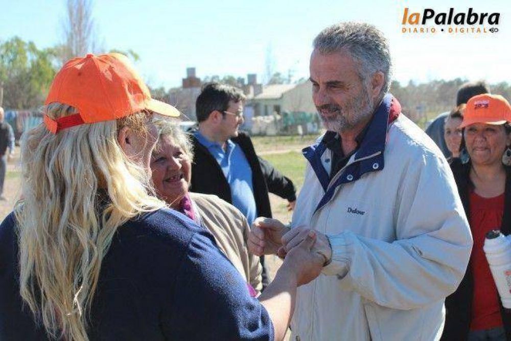 Curetti comparti� una jornada con vecinos de los barrios
