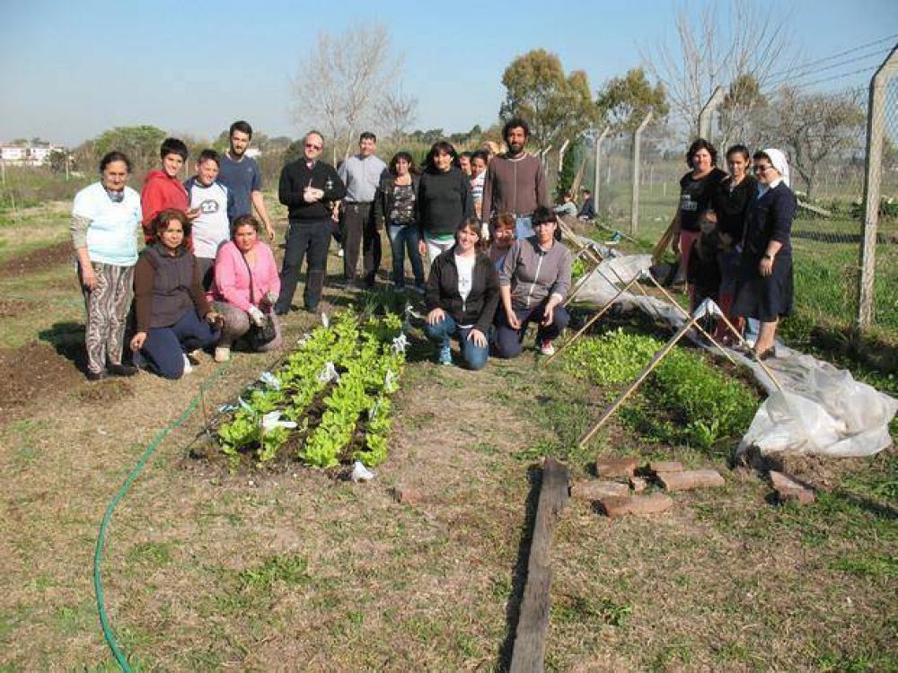 Las huertas solidarias buscan incluir familias al mercado laboral