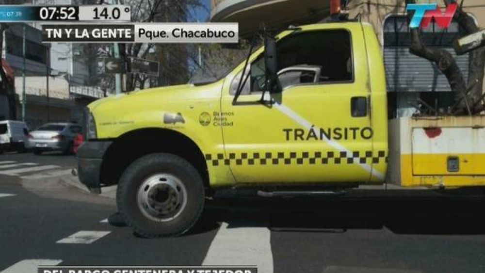 Un vecino justiciero escrach� con un video a la gr�a mal estacionada