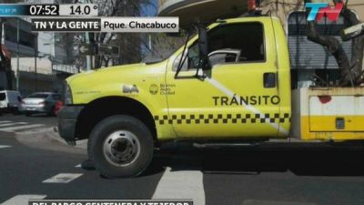 Un vecino justiciero escrach� con un video a la gr�a mal estacionada
