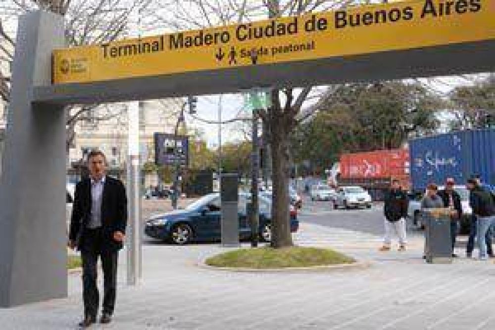 En campa�a, Macri inaugur� terminal de combis en Puerto Madero