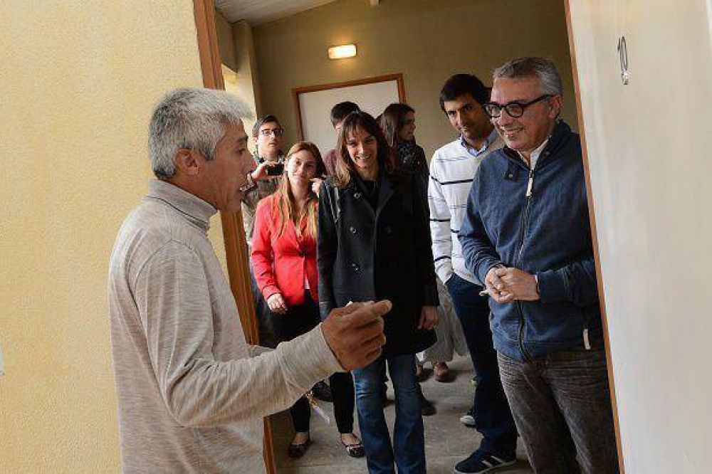Los vecinos del barrio Almirante Brown ya son due�os de su casa