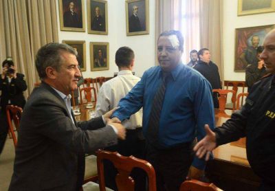 Urribarri recibi� a los polic�as agredidos por los ruralistas y se solidariz� con ellos