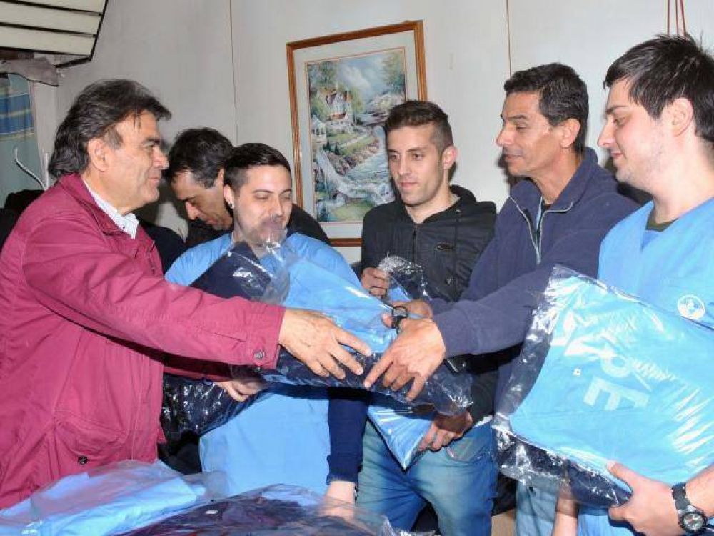 Guti�rrez entreg� indumentaria y equipos al personal del CREM