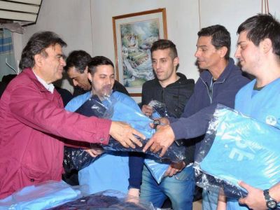 Guti�rrez entreg� indumentaria y equipos al personal del CREM