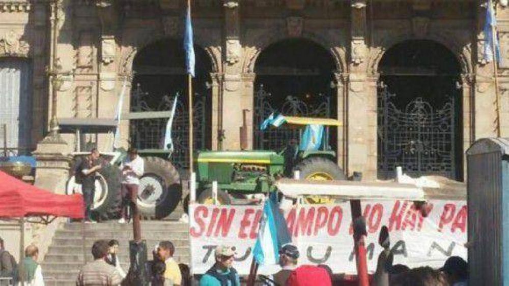 Productores instalaron sus tractores en la Plaza y el centro se volvi� intransitable