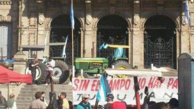 Productores instalaron sus tractores en la Plaza y el centro se volvi� intransitable