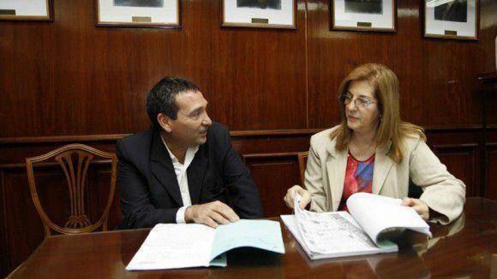 La UNT y el sector gremial de ADIUNT avanzan en el di�logo