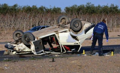 Iba por la banquina y aplast�, y mat�, a un herido por un vuelco