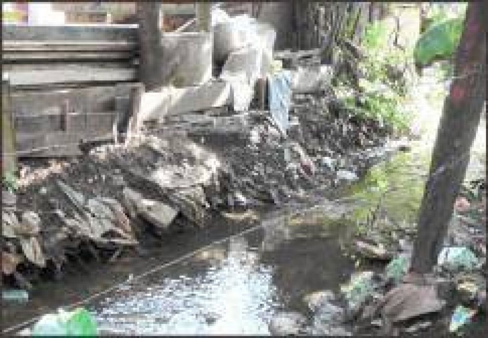 Canaletas con agua servida alarma a vecinos del barrio Las Vertientes
