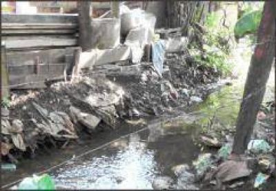 Canaletas con agua servida alarma a vecinos del barrio Las Vertientes