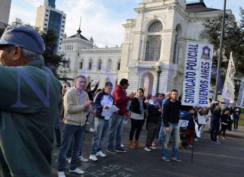 Policas bonaerenses se movilizaron en La Plata para reclamar 