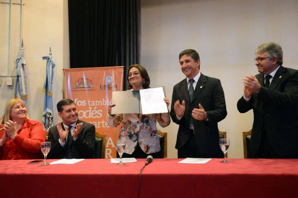 Luc�a inaugur� obras en localidades de Capay�n