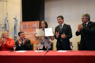 Luc�a inaugur� obras en localidades de Capay�n
