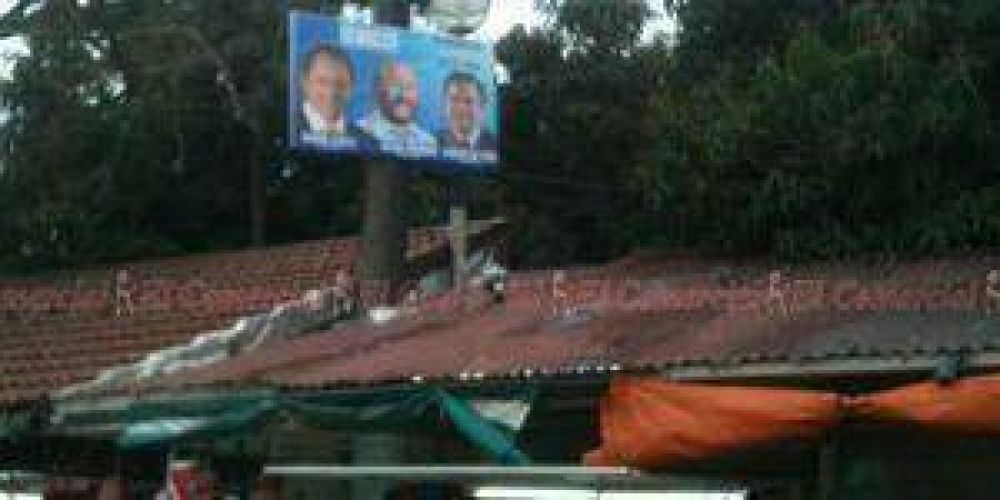Siguen en la v�a p�blica los carteles prohibidos por la Justicia