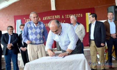 Tatacu�: entregaron insumos a agricultores y firmaron convenio por obras millonarias