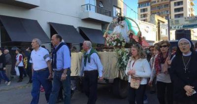 Multitudinaria procesi�n por el d�a de la Patrona