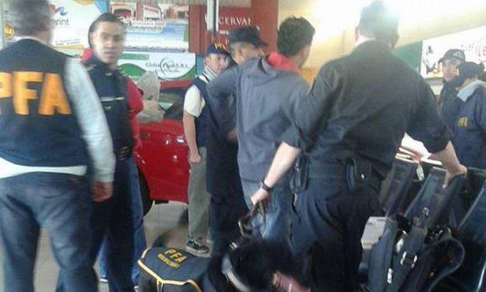 Gendarmes detenidos con droga