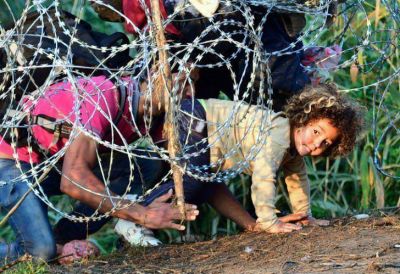 Hungr�a finaliz� un extenso cerco de alambre de p�a en la frontera con Serbia