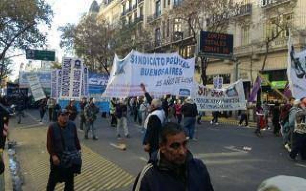 La Plata: Polic�as pidieron justicia por efectivos asesinados en La Matanza