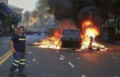 Cartoneros prendieron fuego en el centro por sus reclamos