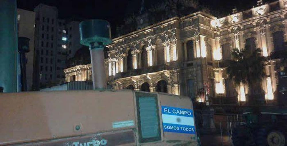 Tractorazo: Los productores agropecuarios contin�an apostados en Plaza Independencia