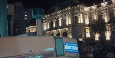 Tractorazo: Los productores agropecuarios contin�an apostados en Plaza Independencia