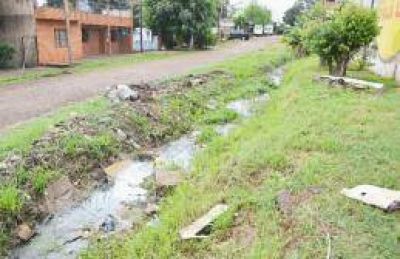 Calles destruidas, basura y aguas servidas en la Chacra 210