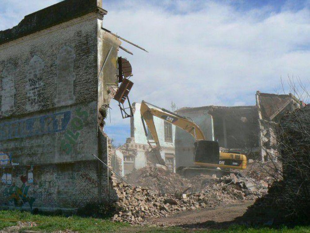 Adi�s a un �cono de la ciudad: demuelen la f�brica de la exIstilart