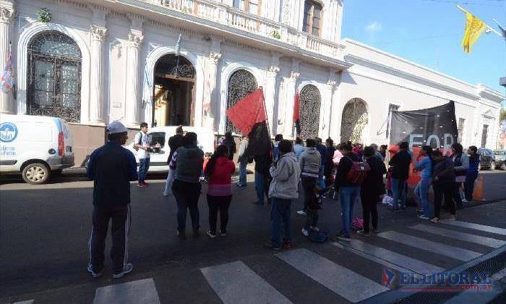 Mujeres de organizaci�n social protestaron ante el Municipio y lograron una audiencia