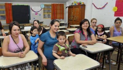 Una escuela nocturna de Paran� gestiona la creaci�n de un jard�n para que las mam�s puedan seguir cursando 